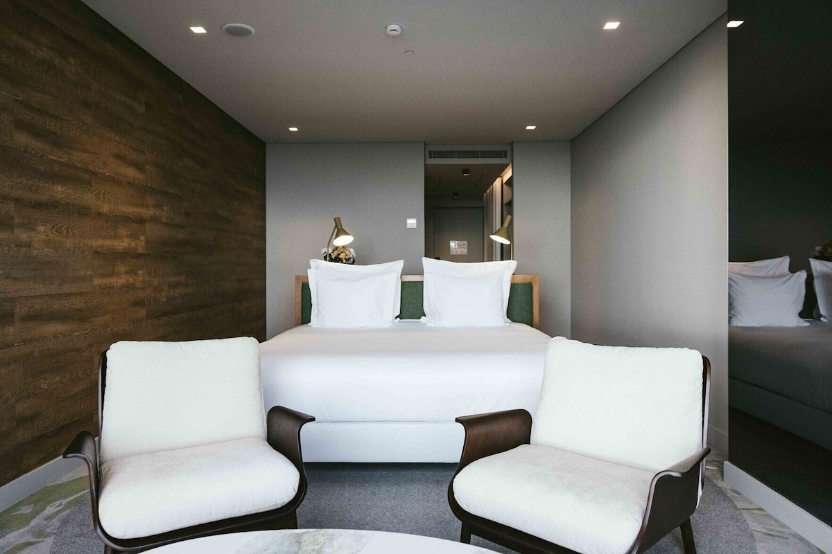 Minibar, in-room safe, soundproofing, free WiFi