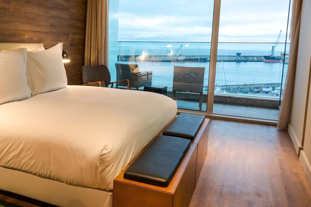 Minibar, in-room safe, soundproofing, free WiFi