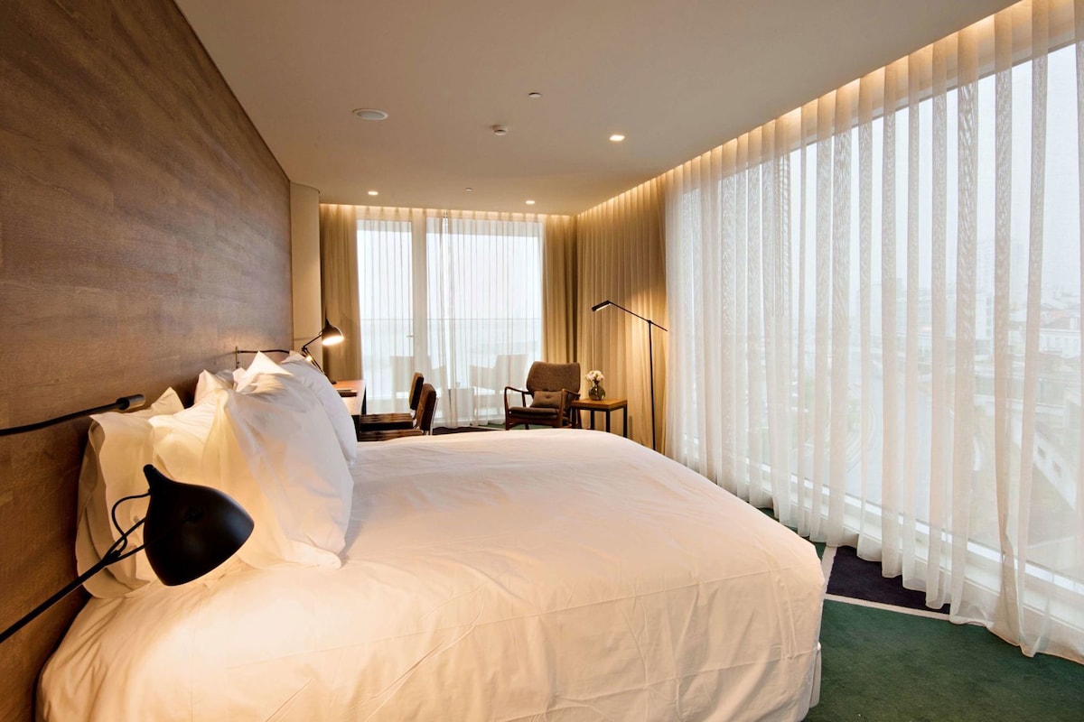 มินิบาร์, ตู้นิรภัยในห้องพัก, ห้องเก็บเสียง, Wi-Fi ฟรี