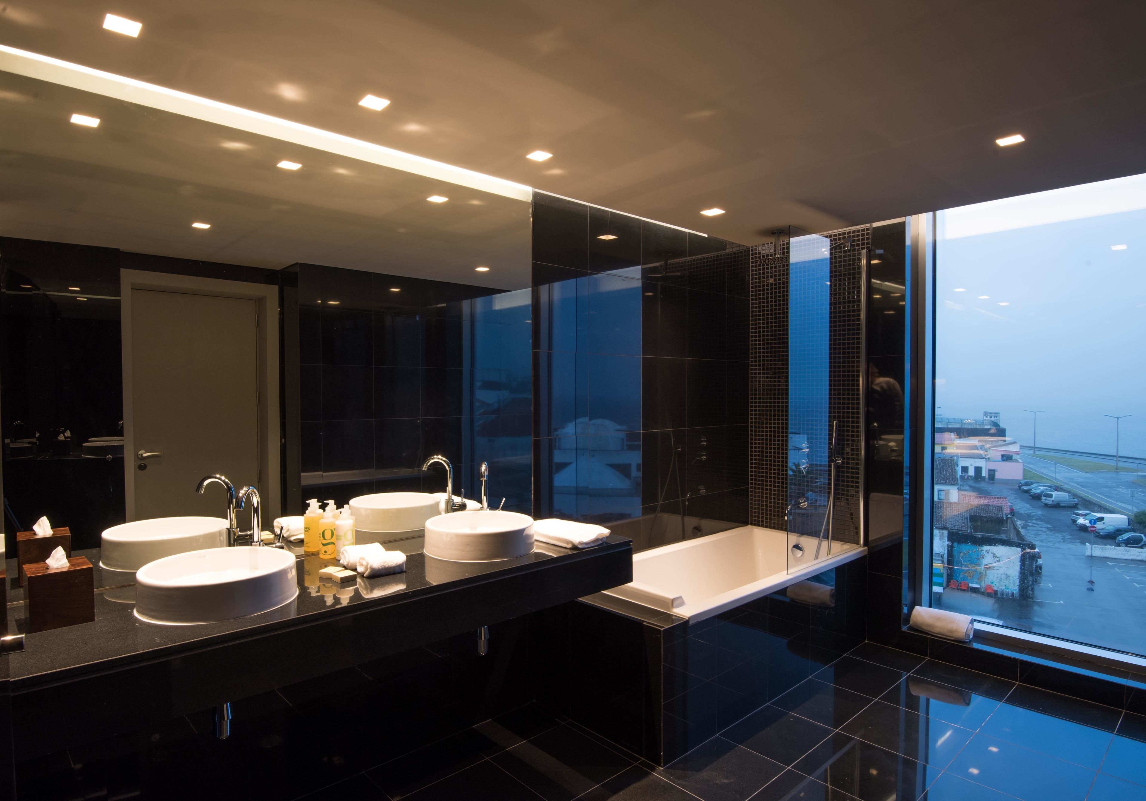 suite, sea view | bathroom | combined shower/bathtub, rainfall showerhead, free toiletries