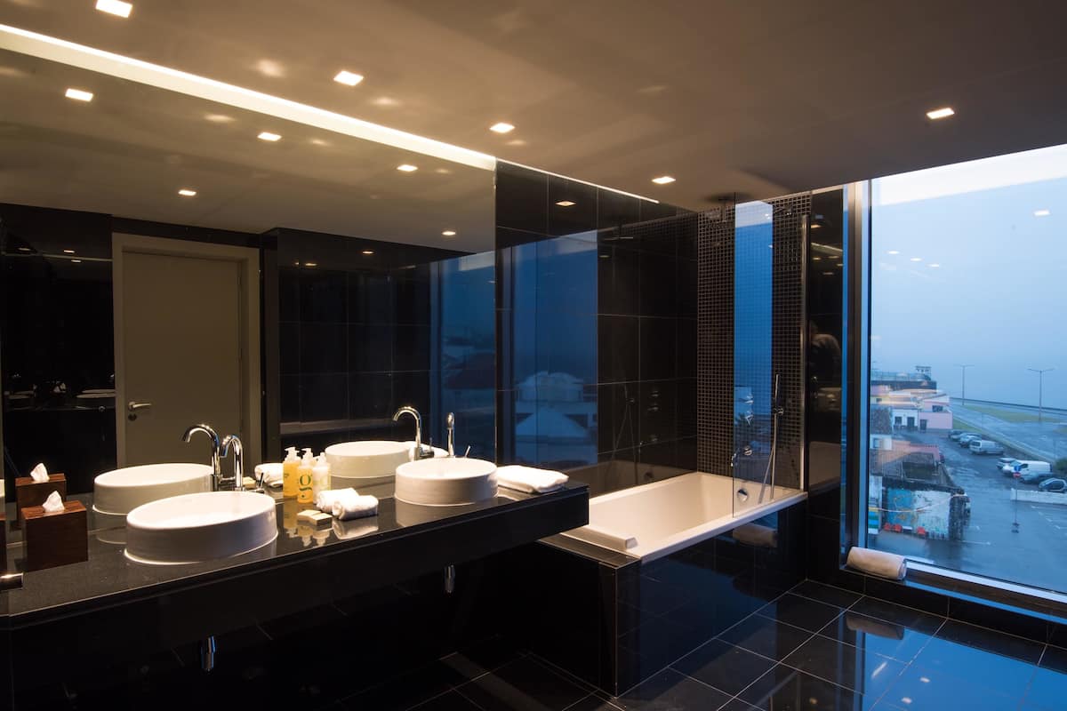 suite, sea view | bathroom | combined shower/bathtub, rainfall showerhead, free toiletries