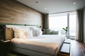 Deluxe Double Room, Sea View | Minibar, in-room safe, soundproofing, free WiFi