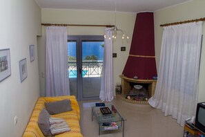 Villa, 4 chambres | Salle de séjour | Télévision à écran plat, cheminée, lecteur de DVD