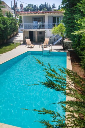 Outdoor pool, pool loungers