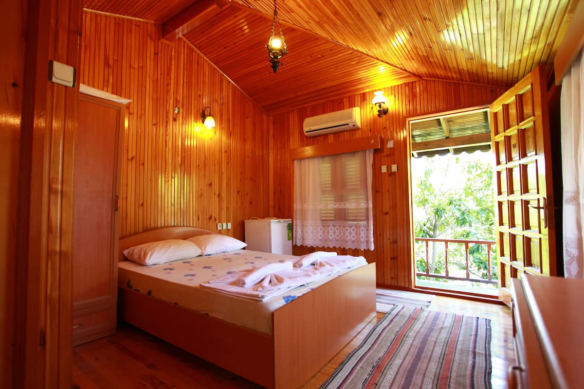 Double Wooden Single Use | Zimmersafe, Schreibtisch, schallisolierte Zimmer, kostenloses WLAN