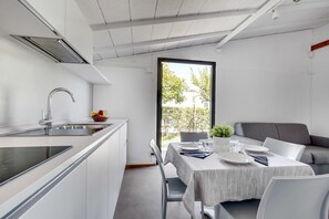 Design Bungalow, 2 Bedrooms, Kitchen | Private kitchen | Shared fridge - Camping Fusina (Mestre)