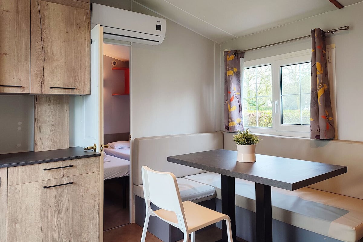 Deluxe stacaravan, 3 slaapkamers, keuken | Woonruimte | Een tafeltennistafel