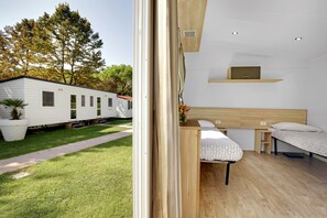 Basic Mobile Home, 3 Twin Beds, Private Bathroom | Blackout drapes, free WiFi, bed sheets, wheelchair access - Camping Fusina (Mestre)
