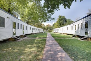 Mobil enhet - Basic - 3 enkelsängar - privat badrum | Mörkläggningsgardiner, gratis wi-fi, sängkläder och rullstolsanpassning