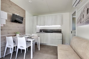 Luxury Mobile Home, 2 Bedrooms, Kitchen | Blackout drapes, free WiFi, bed sheets, wheelchair access - Camping Fusina (Mestre)