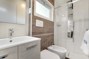 Luxe stacaravan, 2 slaapkamers, keuken | Verduisterende gordijnen, gratis wifi, beddengoed, rolstoeltoegang