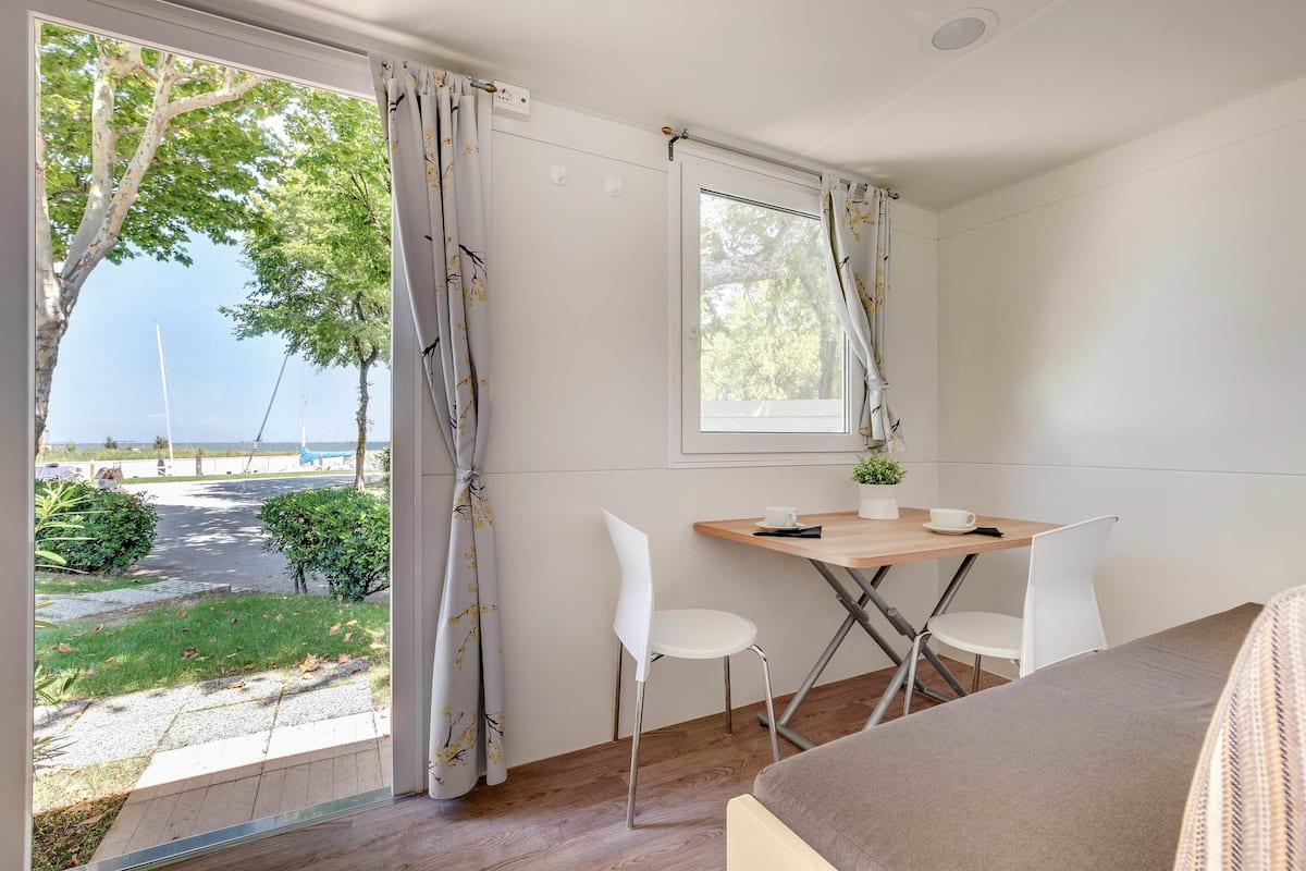Deluxe stacaravan, 1 queensize bed met slaapbank, kitchenette | Verduisterende gordijnen, gratis wifi, beddengoed, rolstoeltoegankelijk