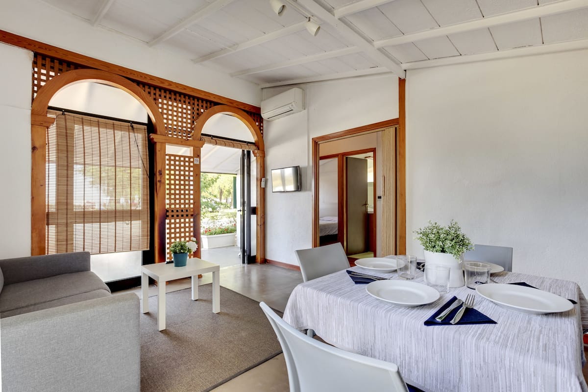 Design Bungalow, 2 Bedrooms, Kitchen | Blackout drapes, WiFi (free), bed sheets