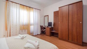 Minibar, coffres-forts dans les chambres, bureau, lits bébé (gratuits)