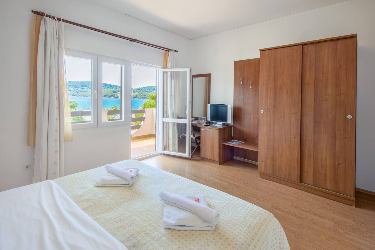 Minibar, in-room safe, desk, free cots/infant beds