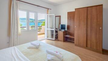 Minibar, coffres-forts dans les chambres, bureau, lits bébé (gratuits)