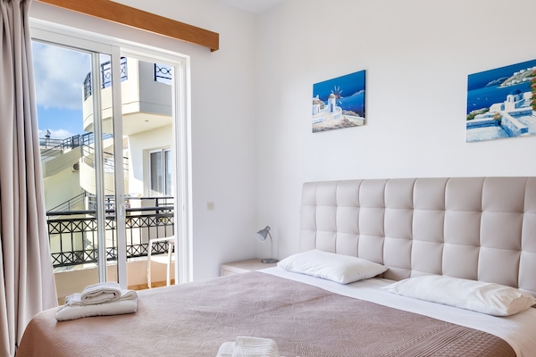 Safe på rommet, blendingsgardiner, lydisolert og strykejern/-brett