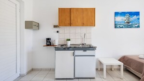 Cafetera/tetera, refrigerador, placa de cocina, tetera/pava eléctrica