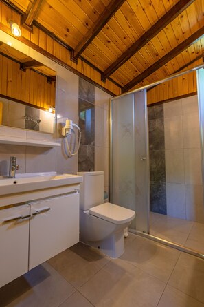 Familienbungalow | Badezimmer | Dusche, Haartrockner, Hausschuhe, Handtücher