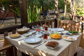 Café da manhã completo grátis todos os dias