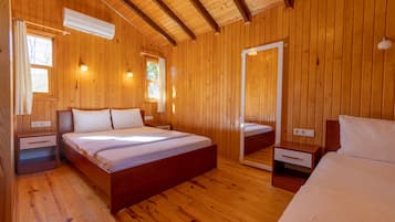 Bungalow | Minibar, in-room safe, soundproofing, free WiFi