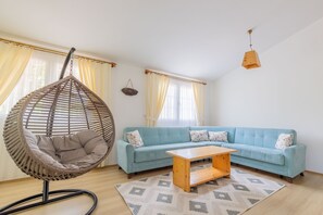 Comfort Villa, 1 Bedroom (First Floor) | Bar mini, peti besi dalam bilik, kalis bunyi, Wi-fi percuma 