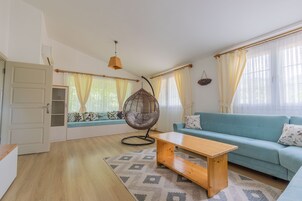 Comfort Villa, 1 Bedroom (First Floor) | Living room