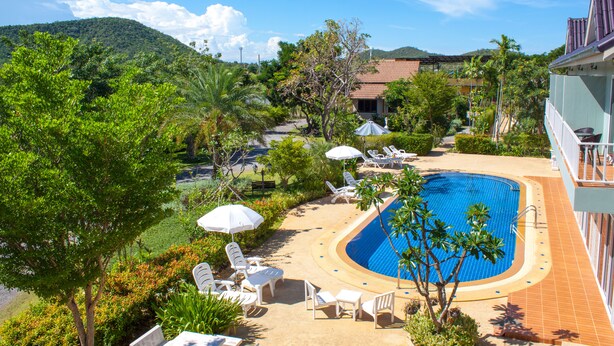 A resort with a swimming pool, lounge chairs, and umbrellas. - Sweet Honey Resort, Pranburi - Hua Hin (Sam Roi Yot)