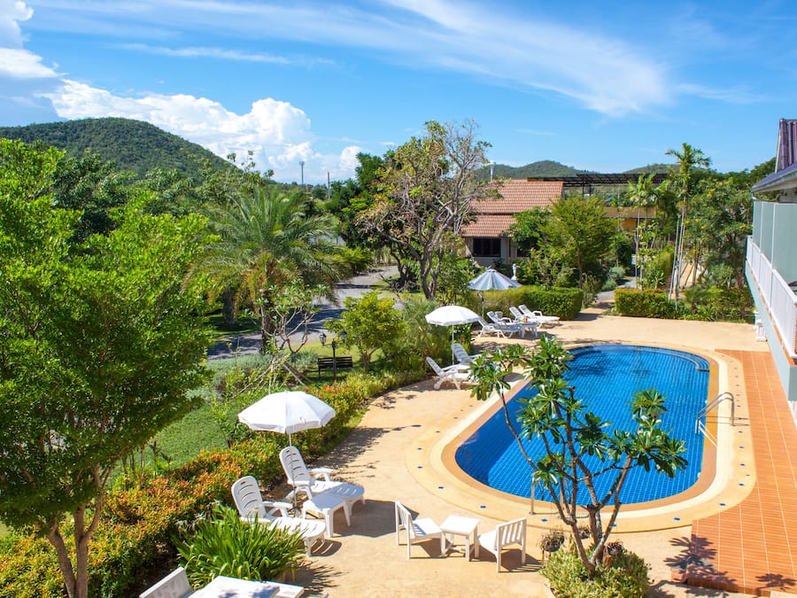 Piscina externa, guarda-sóis, espreguiçadeiras