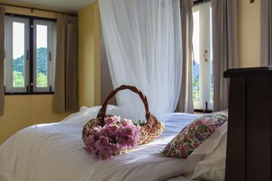 Minibar, caja de seguridad en la habitación y escritorio 