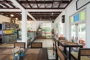 供应早餐、午餐和晚餐，国际美食