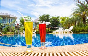 Kolam renang outdoor, dengan payung kolam renang dan kursi berjemur