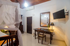 Desk, rollaway beds, free WiFi