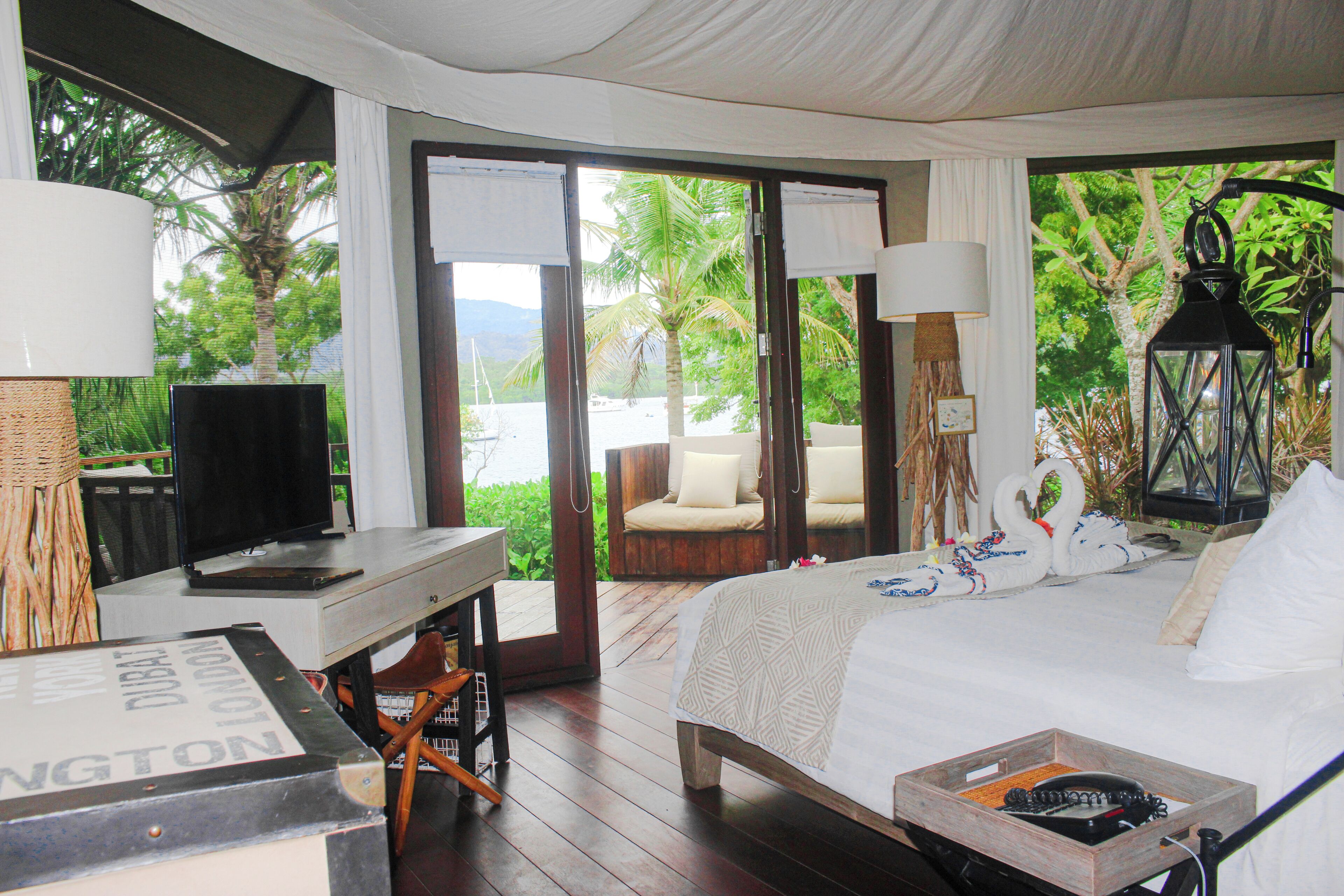 Minibar, caja de seguridad en la habitación y escritorio 