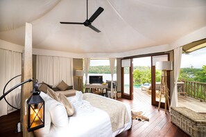 One Bedroom Cliff Tent Villa | Minibar, caja de seguridad en la habitación y escritorio 