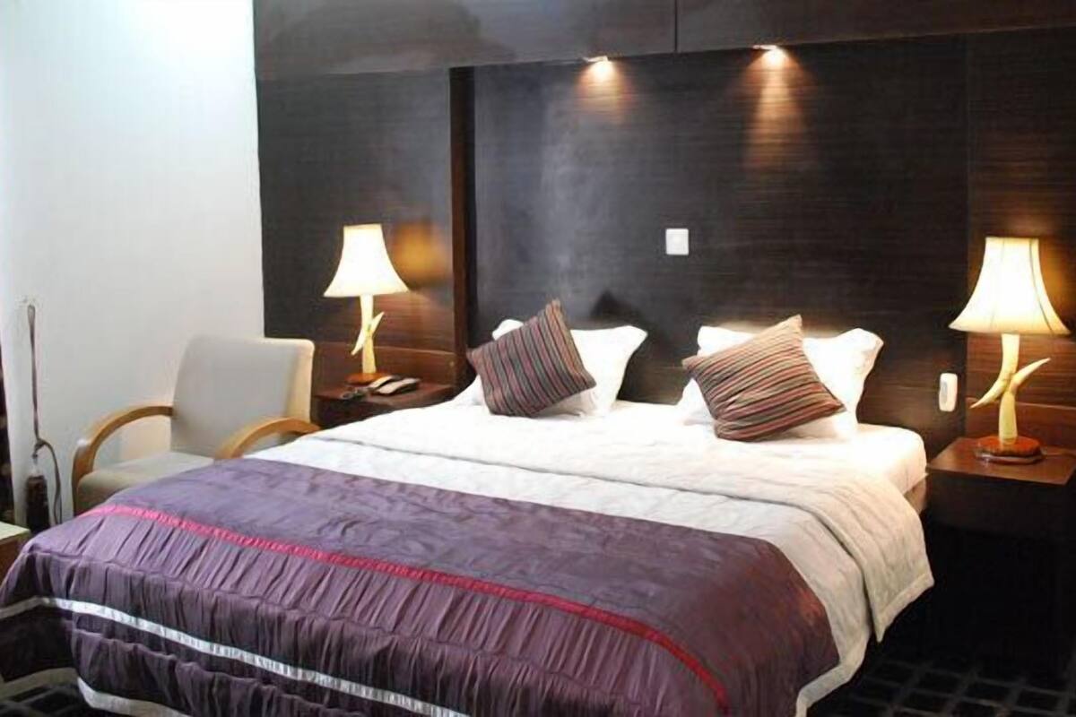 Penthouse | Premium bedding, blackout drapes, WiFi (free)