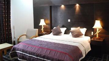 Penthouse | Premium bedding, blackout drapes, free WiFi