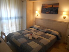 Twin Room | Minibar, in-room safe, desk, soundproofing - Hotel Tabby (Golfo Aranci)
