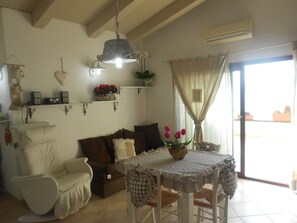 Suite, Terrace | Living room | Flat-screen TV, pay movies - Hotel Tabby (Golfo Aranci)
