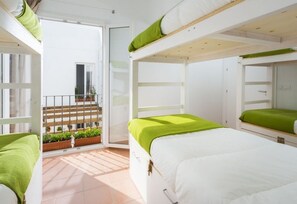 1 Bed in Shared Bedroom 6 Pax (nº7)  | In-room safe, blackout drapes, free WiFi, bed sheets - Tarifa Kite Hostel (Tarifa)