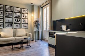 Suite – premium, balkong | Oppholdsområde | En 40-tommers plasma-TV med Parabol-TV samt TV