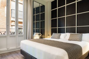 Suite Premium, balcón | Ropa de cama hipoalergénica, caja fuerte, cortinas opacas
