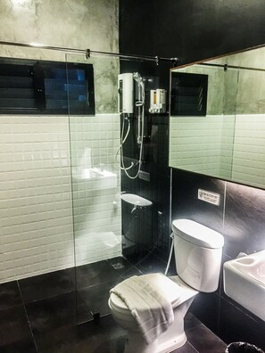 Shower, free toiletries, hair dryer, slippers - Now Chiangmai (Chiang Mai)