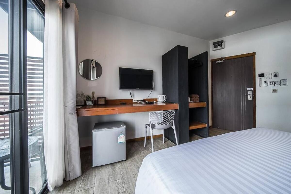 Hypo-allergenic bedding, minibar, individually decorated, desk