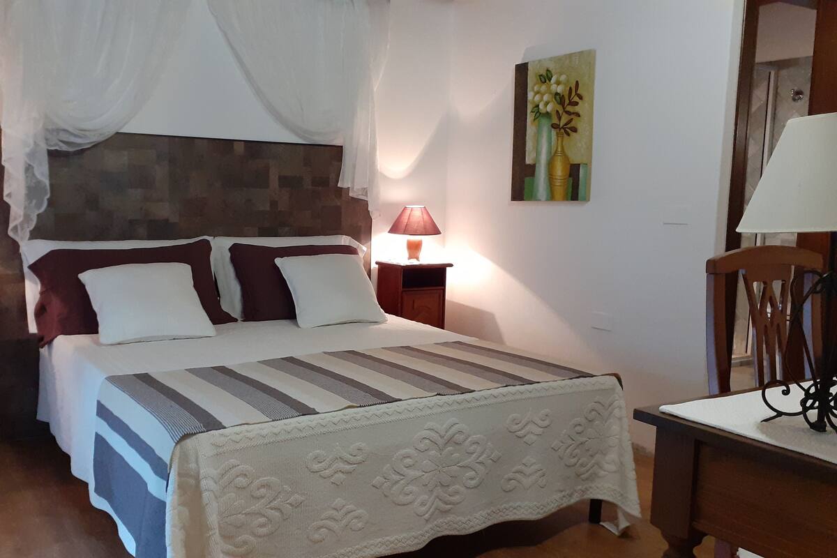 Camera matrimoniale con terrazzo, vista giardino | 房內夾萬、免費 Wi-Fi、床單