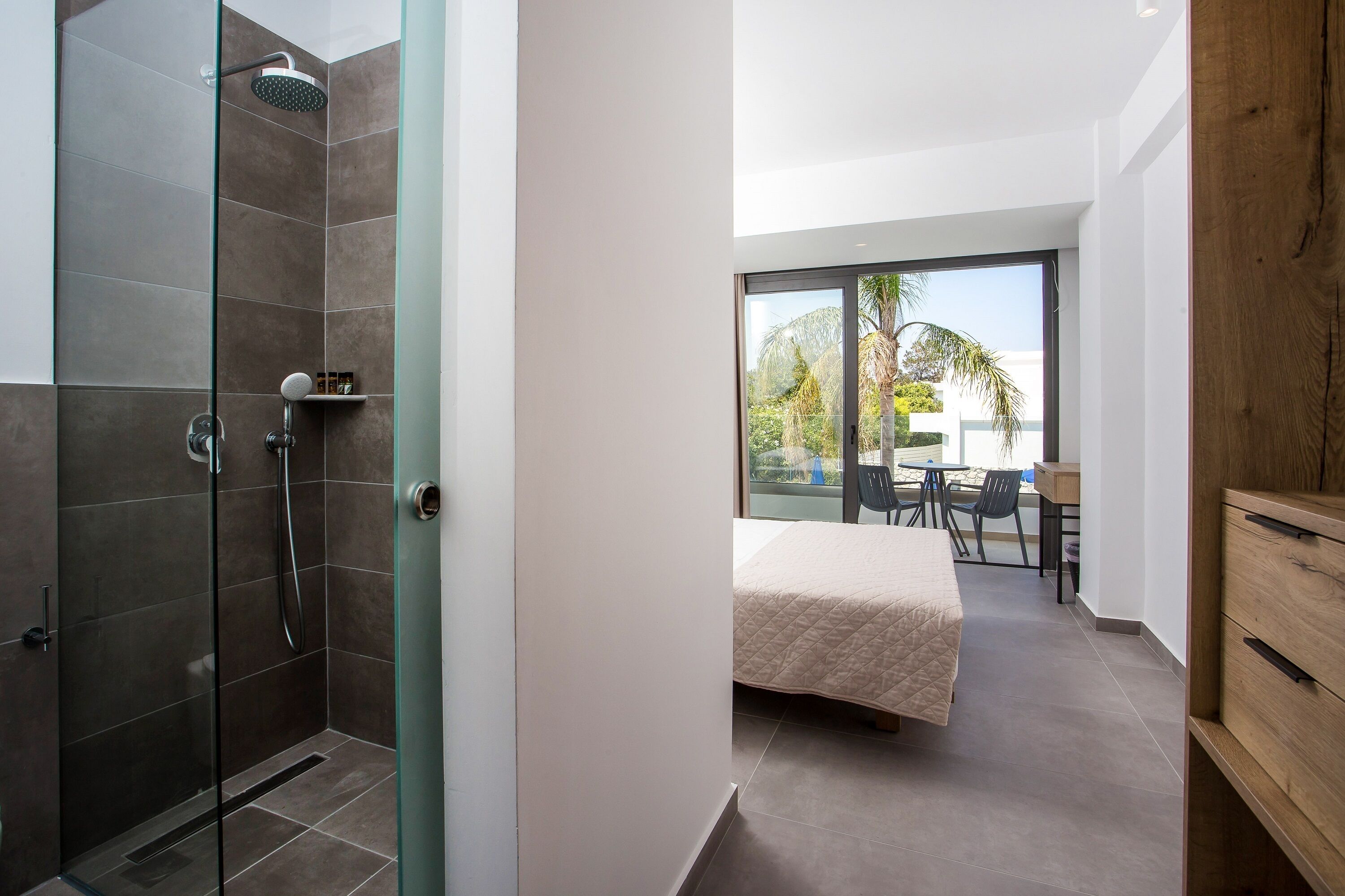 premium double room | desk, soundproofing, free wifi, bed sheets