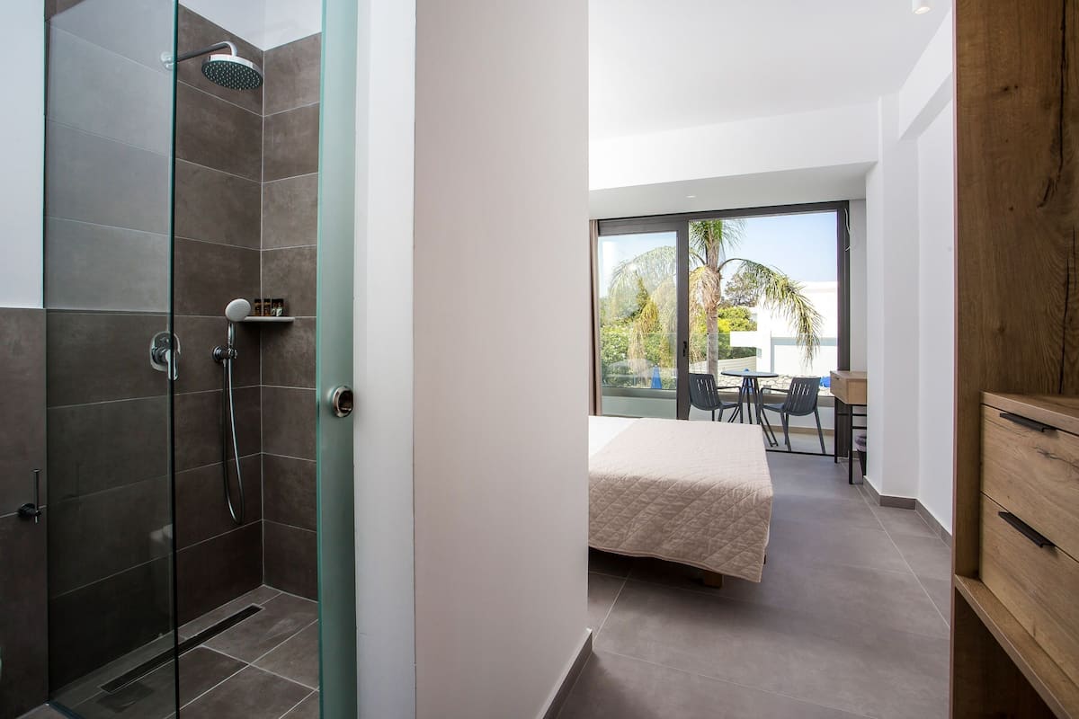 premium double room | desk, soundproofing, free wifi, bed sheets