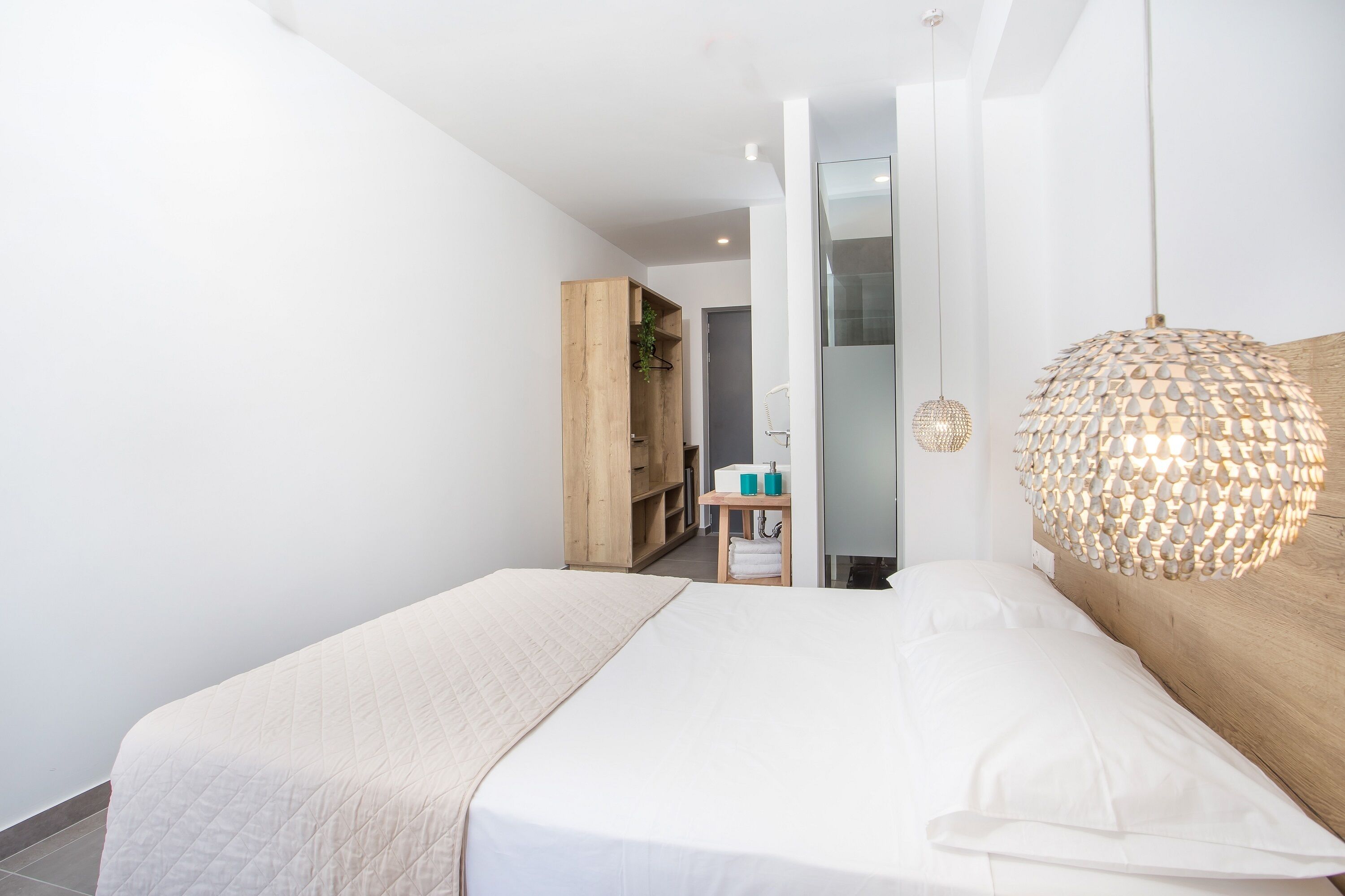 premium double room | desk, soundproofing, free wifi, bed sheets