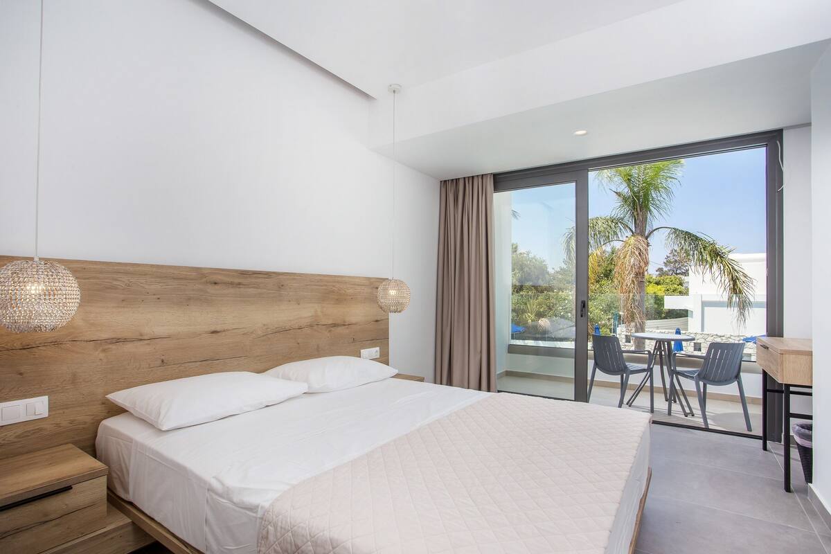Premium Double Room | Desk, soundproofing, WiFi (free), bed sheets