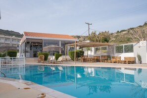 Seasonal outdoor pool, pool umbrellas, pool loungers - Casa Blue Sarantis (Rhodes)